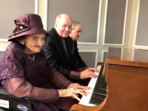 mother_grandmother_family_piano